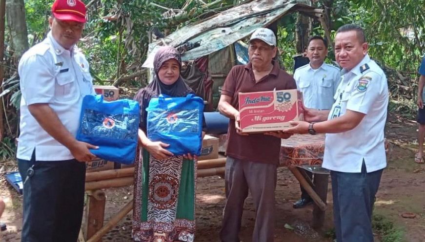 Pemkab Tangerang Berikan Bantuan Korban Rumah Roboh di Pagedangan