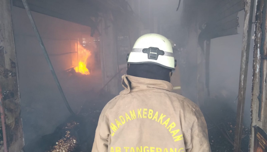 6 Unit Mobil Damkar Kabupaten Tangerang Tanganin Kebakaran di Pasar Santiong Balaraja