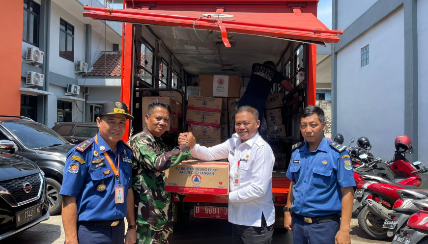 BPBD Kabupaten Tangerang Serahkan Bantuan Logistik Pasca Banjir Koramil 11 Pasar Kemis
