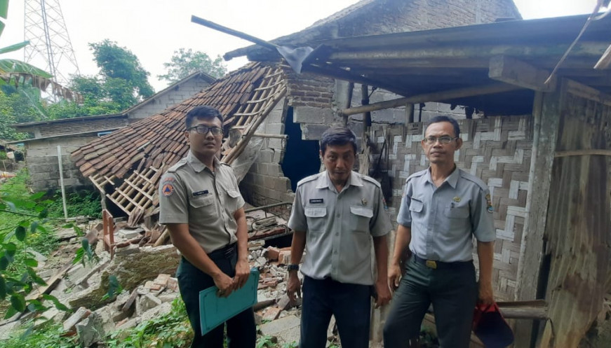 Pemkab Tangerang Berikan Bantuan Logistik Warga Terdampak Tanah Longsor di Desa Peusar