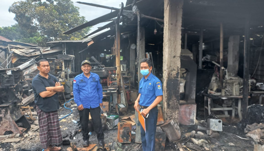 BPBD bersama Disnaker Kabupaten Tangerang Tinjau Lokasi Kebakaran Pabrik Pembuat Sepatu di Cukanggalih Curug