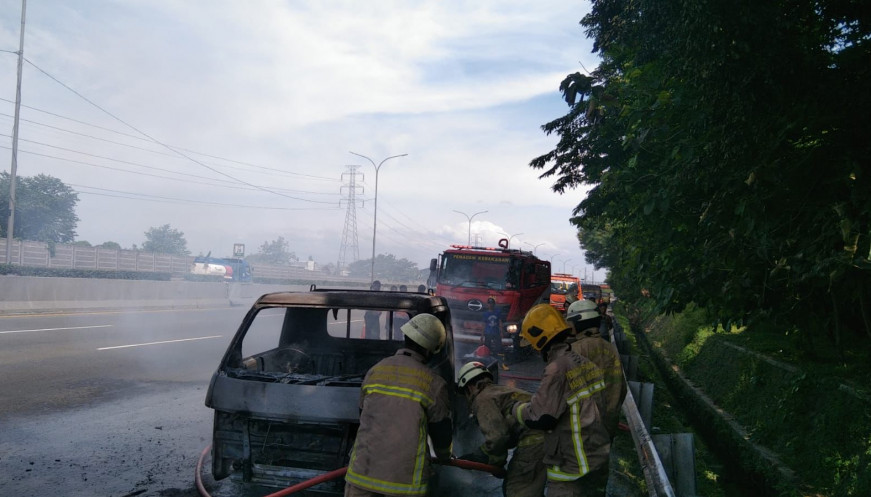 BPBD Kabupaten Tangerang Padamkan Kebakaran 1 Mobil Pick Up di Tol Bitung Km 28