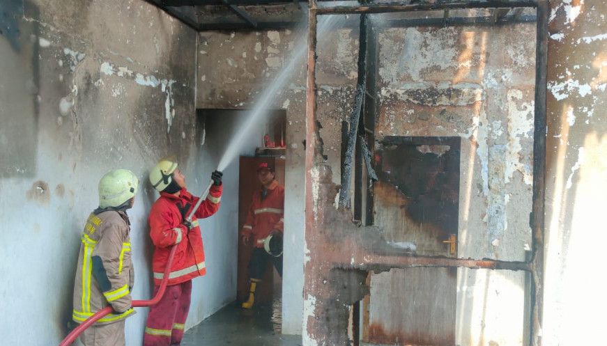 1 Rumah Terbakar Akibat Charger HP di Binong, BPBD Terjunkan 1 Unit Damkar