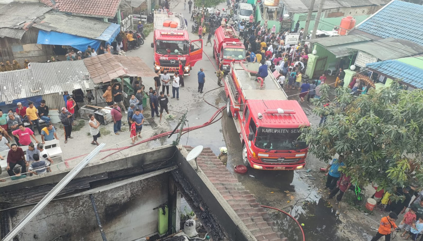 3 Unit Mobil Pemadam Kebakaran Atasi Kebakaran di Cikande Jayanti Kabupaten Tangerang