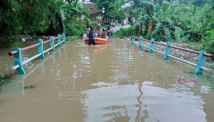BPBD Terjunkan 1 Unit Perahu Karet Tangani Banjir di Cisoka
