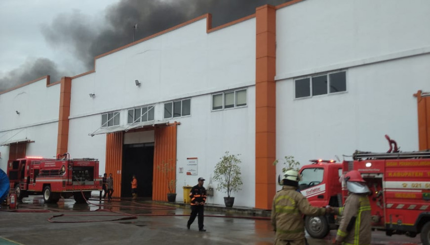 5 Unit Mobil Damkar Padamkan Kebakaran Gudang di Pasar Kemis