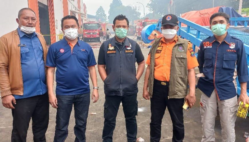 Ujat Sudrajat Tinjau Langsung Pemadaman Kebakaran 2 Gudang di Pasar Kemis